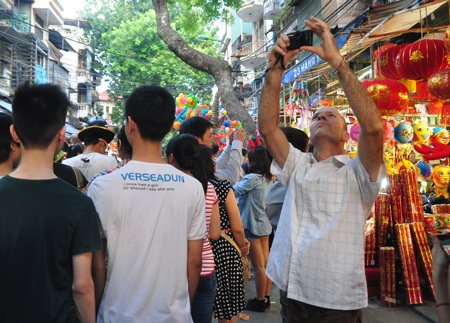 Với Lux, những mặt nạ khiến anh liên tưởng tới những lễ hội hóa trang mà anh từng gặp.