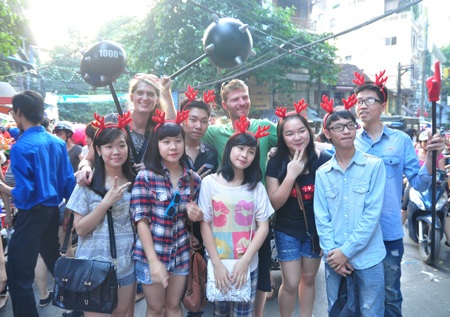 Và chụp ảnh lưu niệm với các bạn trẻ.