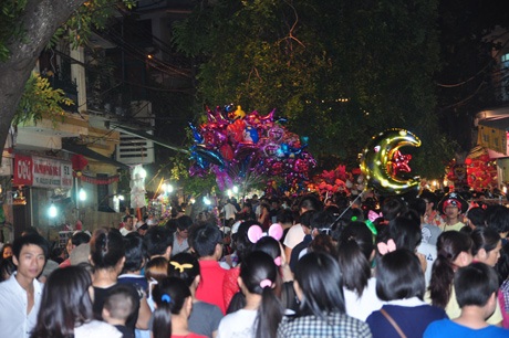 Và chụp ảnh lưu niệm với các bạn trẻ.