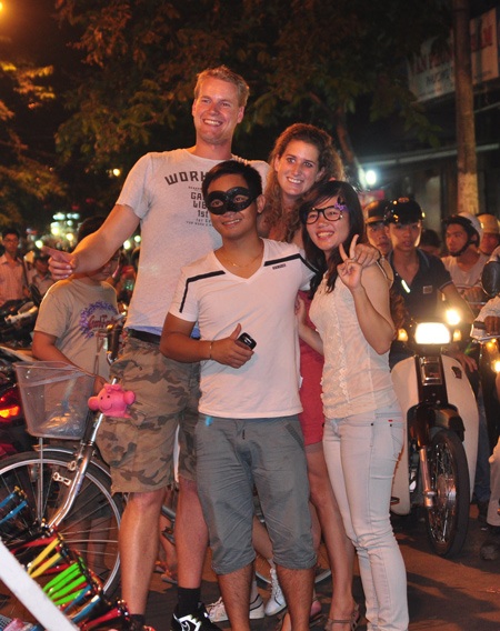 Và những vị khách Tây kịp lưu lại khoảnh khắc.