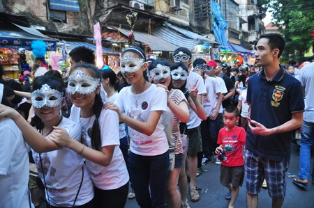 Với Lux, những mặt nạ khiến anh liên tưởng tới những lễ hội hóa trang mà anh từng gặp.