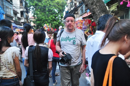 Với Lux, những mặt nạ khiến anh liên tưởng tới những lễ hội hóa trang mà anh từng gặp.