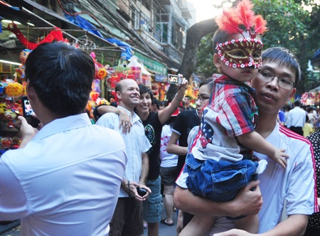 Với Lux, những mặt nạ khiến anh liên tưởng tới những lễ hội hóa trang mà anh từng gặp.