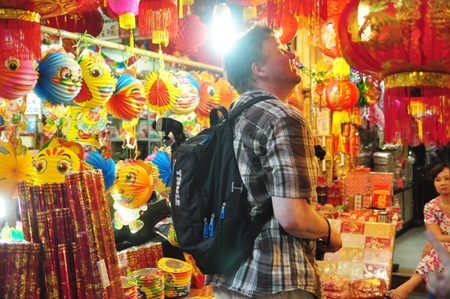 Mà những đèn lồng nhiều màu sắc cũng thu hút vị khách Tây này.