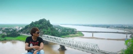 Clip “Quê tôi Thanh Hóa” gây sốt cộng đồng mạng - 2 ...mà clip còn là dịp đưa người xem đến với địa danh xứ Thanh như cầu Hàm Rồng, sông Mã...