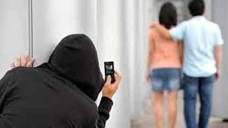 Khi con ngoan cùng bạn trai vào quán cà phê “đen” - 1 Vì con, nhiều phụ huynh đã “biến” mình thành thám tử