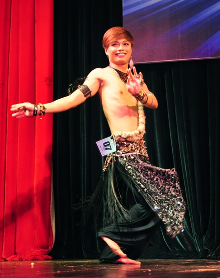 Ngỡ ngàng chàng trai nhảy bellydance cực dẻo - 2 Vũ Phong