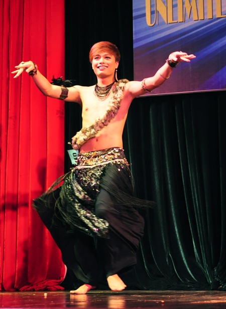 Ngỡ ngàng chàng trai nhảy bellydance cực dẻo - 4 Vũ Phong