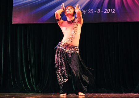 Ngỡ ngàng chàng trai nhảy bellydance cực dẻo - 5 Vũ Phong