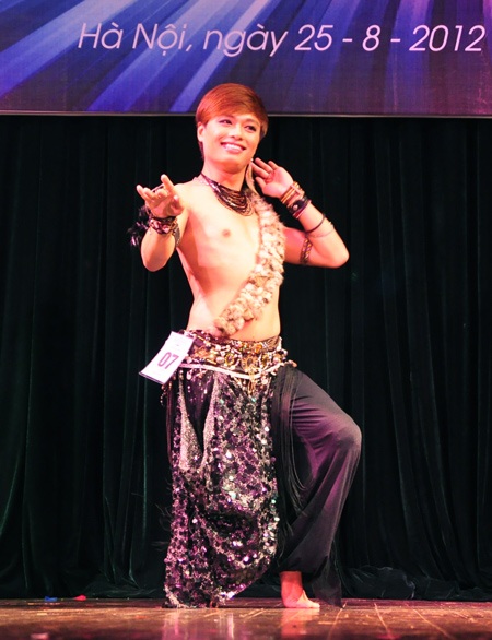 Ngỡ ngàng chàng trai nhảy bellydance cực dẻo - 3 Vũ Phong
