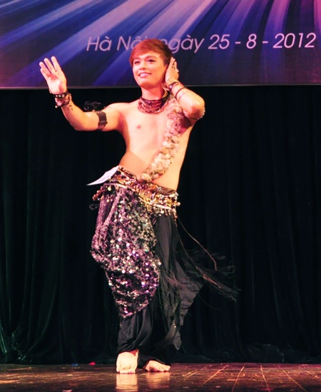 Ngỡ ngàng chàng trai nhảy bellydance cực dẻo - 1 Sự xuất hiện của chàng trai Cao Hiếu trên sàn diễn bellydance khiến nhiều người ngạc nhiên.