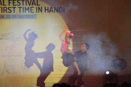 Đoạt giải Nhất cosplay nhờ vào vai “con ma hài hước” - 12 Đăng Quân - Bảo Ngọc biểu diễn góp vui tại chương trình.