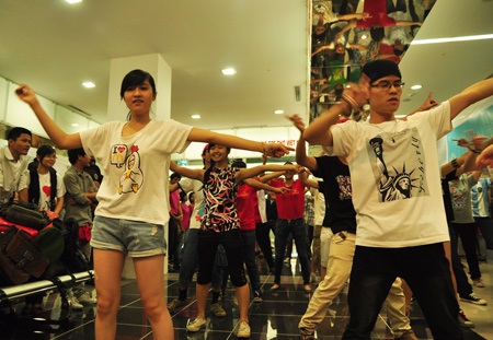Bạn trẻ Hà thành say sưa nhảy flashmob “gắn kết yêu thương” - 3 Màn múa flashmob với sự tham gia của đông đảo bạn trẻ