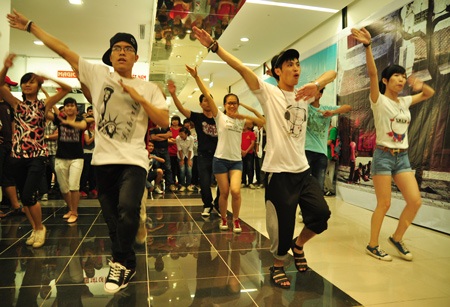 Bạn trẻ Hà thành say sưa nhảy flashmob “gắn kết yêu thương” - 1 Màn múa flashmob với sự tham gia của đông đảo bạn trẻ