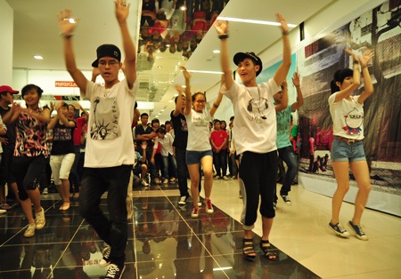 Bạn trẻ Hà thành say sưa nhảy flashmob “gắn kết yêu thương” - 2 Màn múa flashmob với sự tham gia của đông đảo bạn trẻ