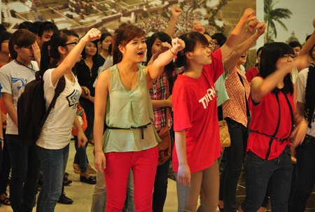 Bạn trẻ Hà thành say sưa nhảy flashmob “gắn kết yêu thương” - 7 Tham gia trò chơi tập thể