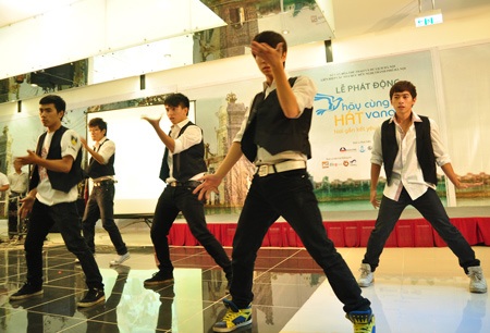 Bạn trẻ Hà thành say sưa nhảy flashmob “gắn kết yêu thương” - 6 Nhảy cover Kpop