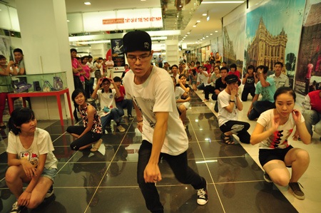 Bạn trẻ Hà thành say sưa nhảy flashmob “gắn kết yêu thương” - 5 Màn múa flashmob với sự tham gia của đông đảo bạn trẻ