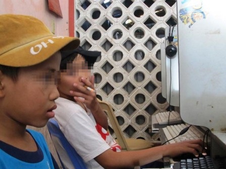 Báo động đỏ tình trạng hút thuốc ở trẻ em - 1 Làn khói nghi ngút được nhả ra từ những cậu bé “choai choai”