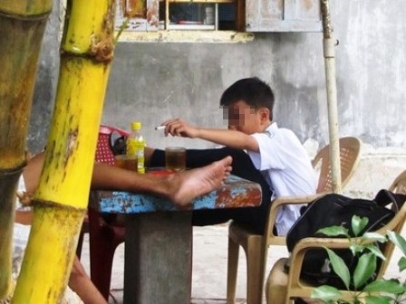 Báo động đỏ tình trạng hút thuốc ở trẻ em - 2 Vừa vào quán, học sinh đã cầm ngay điếu thuốc trên tay