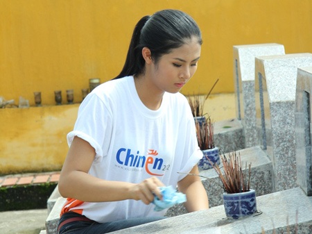 Chàng trai tật nguyền Lê Quang Toàn đã lặn lội từ Quảng Bình tham gia hành trình Về nguồn.