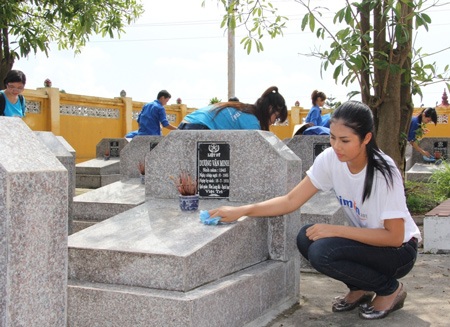 Cô và các bạn TNV cẩn thận lau dọn bia mộ của các liệt sỹ tại nghĩa trang phường Bạch Hạc.