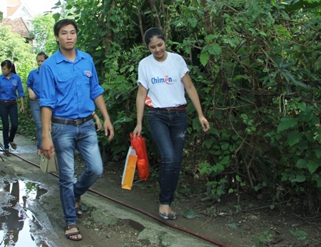 Sau khi rời nghĩa trang, Ngọc Hân đã tới thăm hỏi các gia đình chính sách.