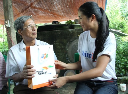 Ngọc Hân tặng quà cho gia đình bác Nguyễn Văn Hiếu, thương binh hạng 1/4 và l