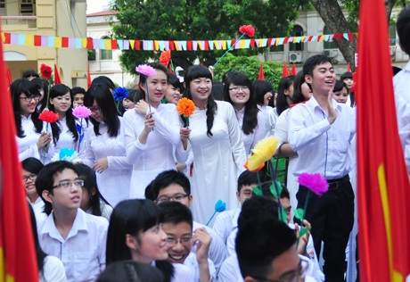 Phương Anh “got talent” được tuyên dương ngày khai trường - 4 trong sự tán thưởng thích thú của các bạn học sinh