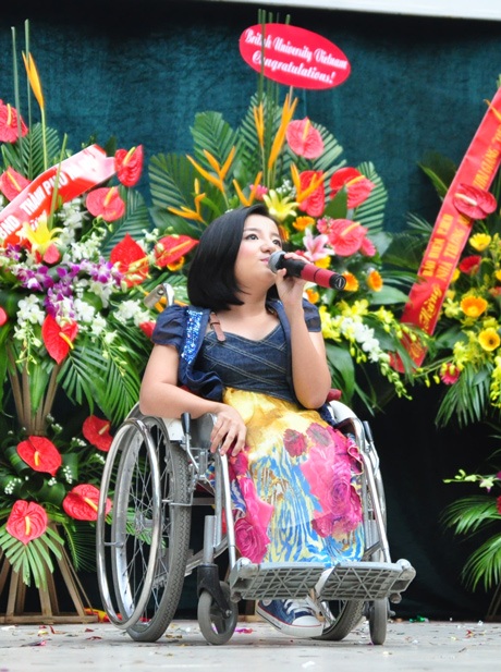 Phương Anh “got talent” được tuyên dương ngày khai trường - 1 Phương Anh got talent được nhà trường tuyên dương do những hoạt động ngoại khóa nổi bật của mình.