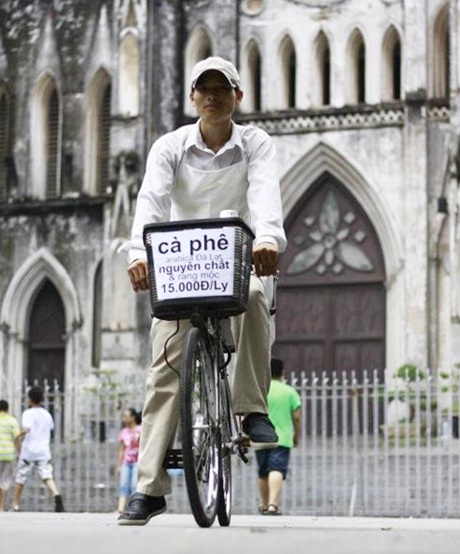 Chàng trai bán cà phê dạo khiến dân mạng xôn xao - 1 Duy Biểu trên chiếc xe đạp để bán cà phê nguyên chất & rang mộc.