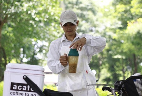 Chàng trai bán cà phê dạo khiến dân mạng xôn xao - 5 ...và với mục tiêu giúp bạn trẻ Hà thành thưởng thức đúng loại cà phê chuẩn.