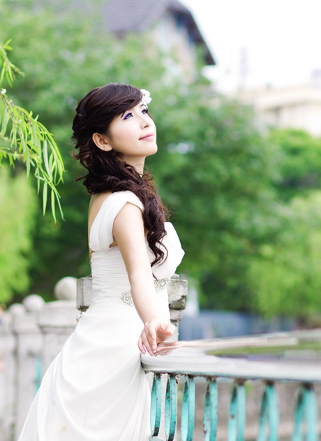 Nữ sinh tài sắc mơ màng khoe dáng bên Hồ Tây - 2 Vũ Phong