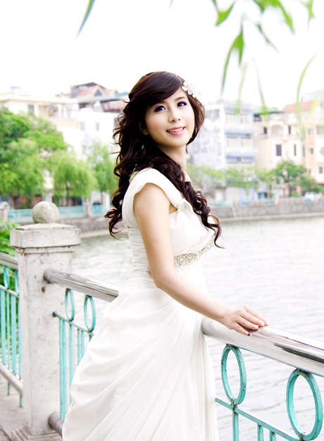 Nữ sinh tài sắc mơ màng khoe dáng bên Hồ Tây - 3 Vũ Phong