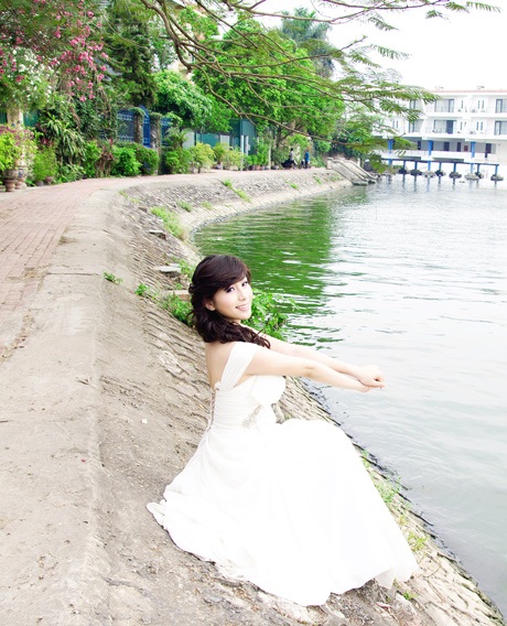 Nữ sinh tài sắc mơ màng khoe dáng bên Hồ Tây - 8 Vũ Phong