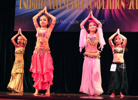 Ngắm “thiên thần nhí” say sưa trong vũ điệu múa bụng - 1 Vũ Phong