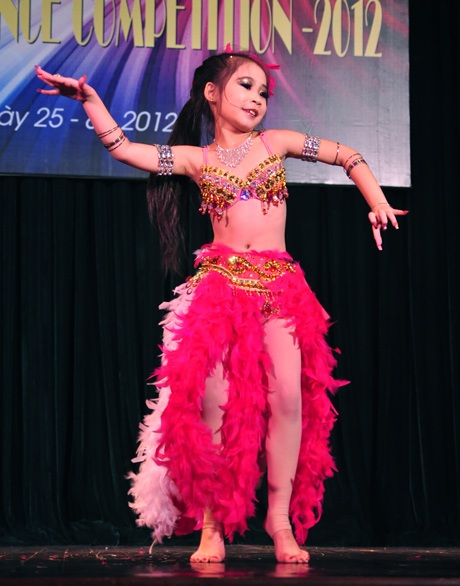 Ngắm “thiên thần nhí” say sưa trong vũ điệu múa bụng - 3 Vũ Phong