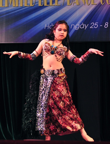 Ngắm “thiên thần nhí” say sưa trong vũ điệu múa bụng - 7 Vũ Phong