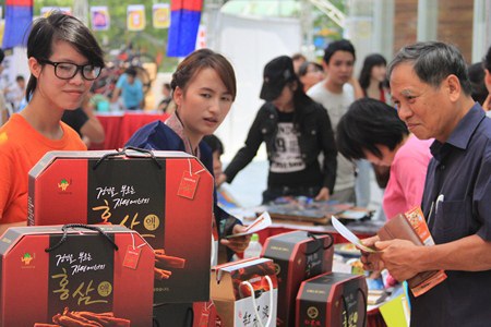 Giới trẻ Hà thành tưng bừng với lễ hội văn hóa quốc tế - 11 Gian hàng Hàn Quốc với sản phâm nhân sâm đặc trưng