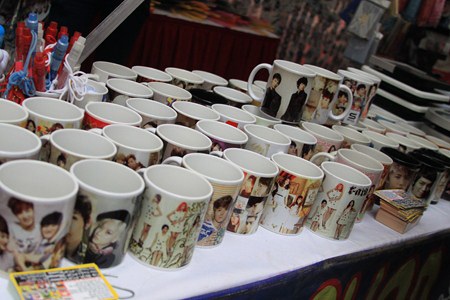 Giới trẻ Hà thành tưng bừng với lễ hội văn hóa quốc tế - 12 Hình ảnh thần tượng Kpop được in trên cốc