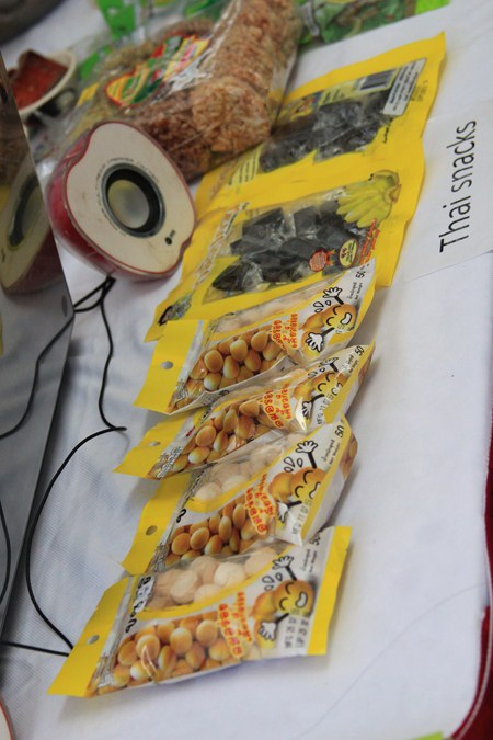 Giới trẻ Hà thành tưng bừng với lễ hội văn hóa quốc tế - 14 Snack - món ăn của các bạn trẻ Thái mang tới hội chợ.