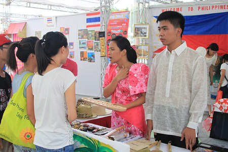 Giới trẻ Hà thành tưng bừng với lễ hội văn hóa quốc tế - 5 Các bạn Philippines thân thiện giới thiệu về đất nước mình