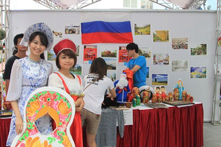 Giới trẻ Hà thành tưng bừng với lễ hội văn hóa quốc tế - 1 Các cô búp bê xinh xắn tại gian hàng nước Nga