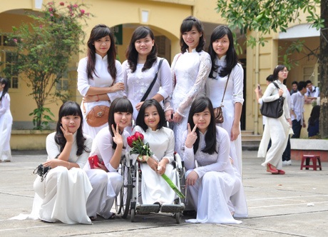 Chủ tịch UBND TP Hà Nội đánh trống khai giảng năm học mới - 10 Lê Trường
