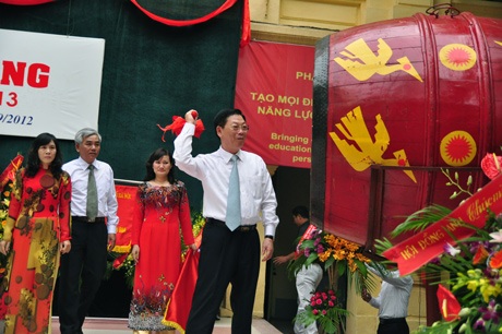 Chủ tịch UBND TP Hà Nội đánh trống khai giảng năm học mới - 1 Tiếng trống khai giảng năm học mới của Chủ tịch UBND TP. Hà Nội Nguyễn Thế Thảo tại THPT Việt Đức.