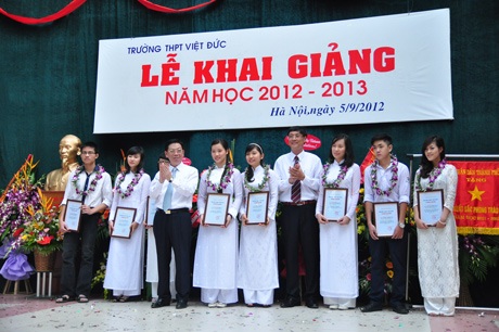 Chủ tịch UBND TP Hà Nội đánh trống khai giảng năm học mới - 6 ...và trao giấy khen cho các HS của trường đã đỗ thủ khoa ĐH.