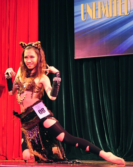 Vũ công bellydance hóa thân thành “Miêu nữ” nóng bỏng - 4 Tiết mục của Minh Phượng nhận được sự tán thưởng nhiệt thành từ khán giả.