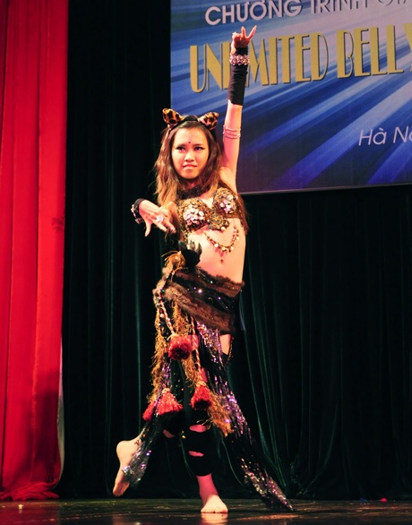 Vũ công bellydance hóa thân thành “Miêu nữ” nóng bỏng - 2 Tiết mục của Minh Phượng nhận được sự tán thưởng nhiệt thành từ khán giả.