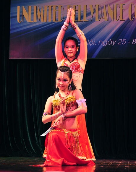 Vũ công bellydance hóa thân thành “Miêu nữ” nóng bỏng - 11 Nhóm Violet với bài diễn Alli mia Fora.