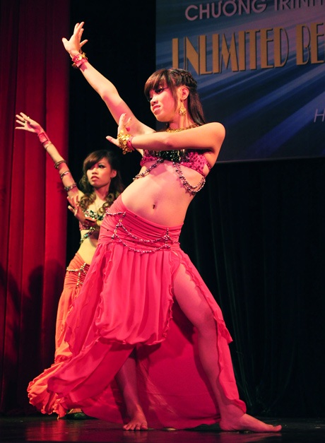 Vũ công bellydance hóa thân thành “Miêu nữ” nóng bỏng - 12 Nhóm Violet với bài diễn Alli mia Fora.